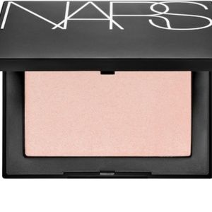 Nars highlighting powder Capri crushed pink pearl